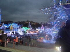 読売ランドのジュエルイルミネーション
午後４：００以降に入園する大人料金は１０００円でした。

この時期の東京はどこへ行ってもイルミネーションが綺麗ですよね。
色々行ってみたい場所はあるけど、京王プラザ多摩から近いのでこちらへ。