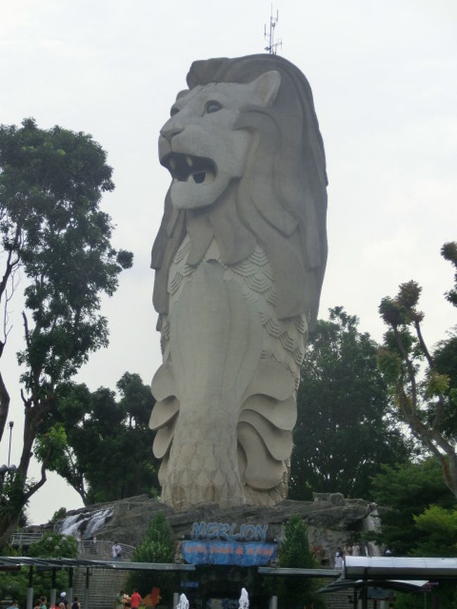 夜はレーザービーム出す、マーライオン。いつか目からレーザービーム出すのみたいものです。