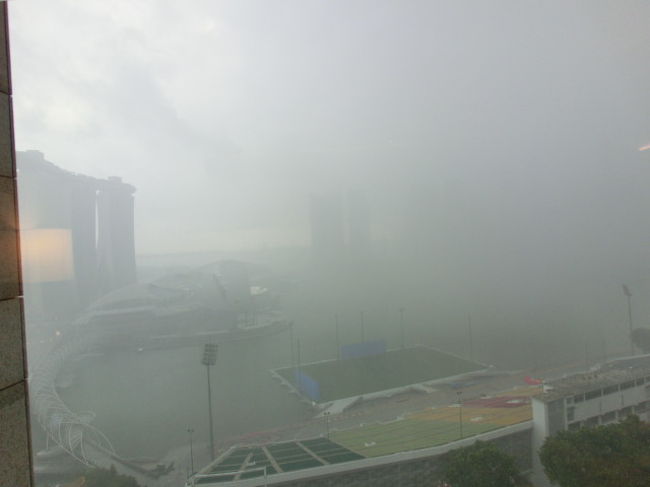 ホテル戻って、ラウンジいってちょっとつまもうと思ったら、このありさま。<br />友達、すごいなー。