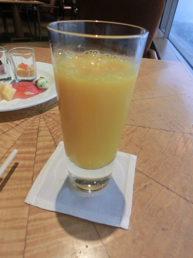 私はとりあえず、オレンジジュースから。