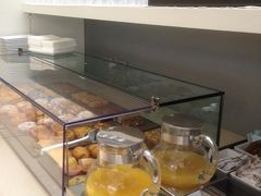 朝食は空港についてからエールフランスのラウンジでいただきました。（本当はホテルの焼き立てクロワッサンと甘さ絶妙のキャロットケーキが食べたかった〜！）
