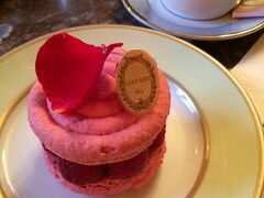 ホテルでちょっと休憩してからシャンゼリゼのラデュレまで歩いていきました。
何年も前にまだ小さい息子達を実家に押しつけて夫婦で来て以来のパリは人通りも多かったです。ただ以前と違ったのは、ハイブランドのお店以外の普通のお店にも屈強なガードマンが手荷物検査の為にいた事、イタリアと同じように各観光地や地下鉄にも警察や軍隊がたくさんいた事、最も違ったのは中国の団体さんはたくさんいましたが、殆ど日本人に会わなかった事です。
もちろんラデュレの入り口でも手荷物の中を見せて入りました。2階の方に行きましたが、1階も2階もほぼ満席でした。マカロンにたっぷりのラズベリーとライチの入ったクリームを挟んだイスファハンをいただきました。とっても美味しかったです。