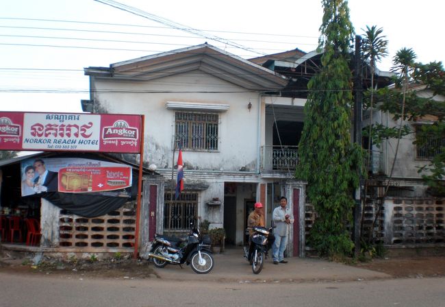 　バイクおじさんに連れて行かれたのは確かに『リーチ・ココン・ホテル』だった。<br />　一度外に出て、看板を探して確かめた。<br />　汚い建物だった。<br />　フロントも、あるのかないのか分からないゲストハウスだ。