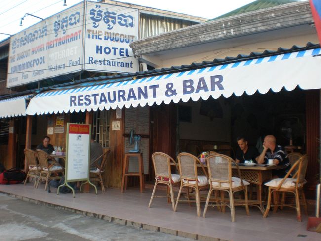 　ロータリー近くを歩いていると、『レンタルバイク＆バイスクル』の小さな看板が目に入った。<br />　『洋食あります』の案内板も横にある。<br />　（もちろん英語で書いてある）<br />　さっそくレンタル自転車を申し込むと、その店の主人は品の良い欧米人のおじさんだった。<br />　ここはゲストハウスなんだと、部屋を見せてくれた。<br />　清潔で快適な部屋に見えた。<br />　エアコン、ＴＶはもちろん、冷蔵庫まで備えてあって、４００バーツだ。<br />　中庭には小さなプールまである。<br />　掃き溜めに鶴。<br />　まさにそれだ。<br />　明日はここに引っ越ししよう。<br />　自転車を借りて勇んで外に飛び出した。