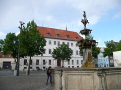 マルクト広場、Marktplatz
月の泉「リュ−ナ・ブル ンネン」があります。