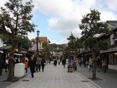 駅から太宰府まで続く道。両サイドにたくさんのお店が並んでいます。