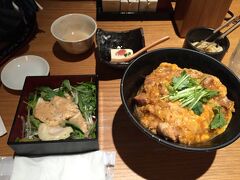 夕食は駅ナカにあるレストランで親子丼を食べました。