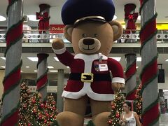 写真：

サンパウロのコンゴーニャス空港（国内線）内にあるクマさんの大きな置物。その前を歩く女性の恰好とこのクマのクリスマスの装いが、北半球から来た者にはアンマッチで不思議な感じがします。