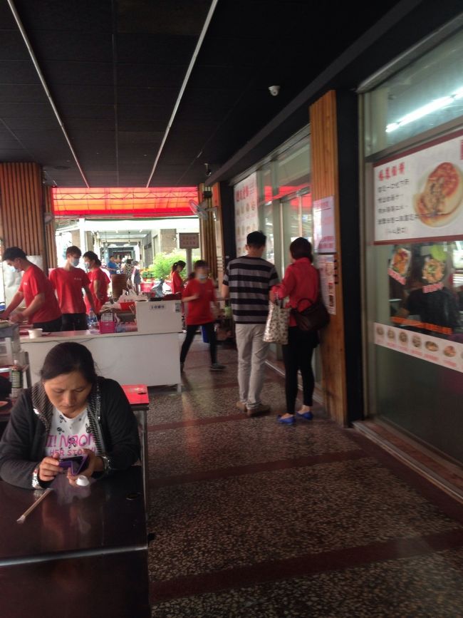 ランチはHotel Doaの近くにある、地元の人で賑わってる食堂へ