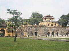 だんだん暑くなってきます。途中で冷たいアイスコーヒーを飲んだり、美味なるフォーを食べたり、買い物をしたり。ゆったりと過ごしながら中心部にあるタンロン遺跡に辿り着きます。数年前に発掘調査が終えられ、つい最近になって世界遺産登録されたというベトナム王朝の古城です。写真に見えるは端門。 