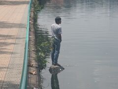 今回の旅行のベストショット！釣り客で賑わっている湖のほとりで、岩の上にて放尿する一人の男。ベトナムは立ちション率が高いのですが（道端で脱糞する女性も見かけた）、この人はわざわざ湖の岩に下りて放尿。遠くを見つめながら何を考えているのだろうか（いや、何も考えてはいまい）。
