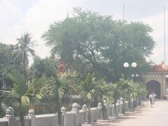 タイ湖（西湖）のほとりにあるホテルを出て南下。湖に浮かぶベトナム最古のお寺「鎮国寺」を訪れます。 