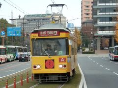 2015.12.20　市役所前
やってきたのは旧型車の足回りを再利用した釣掛駆動の８５００系。１人用の転換クロスがあるのだが、さすがに“勝ち席”は埋まっていた。