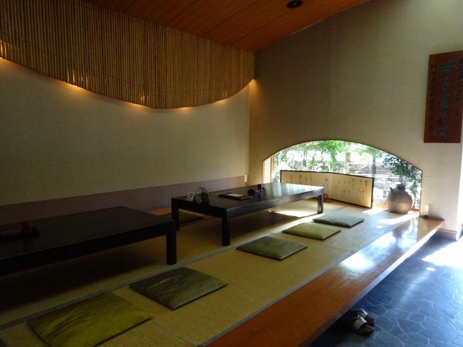 店内は奥に長く、風情があります