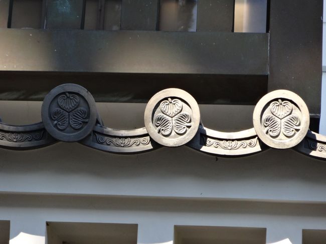 アップにすると、葵の紋章！<br />北条家の家紋は三角みたいな形なのに、なぜに？