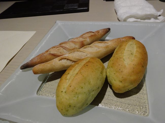 パンの写真を撮る前に、一つ食べちゃったわ