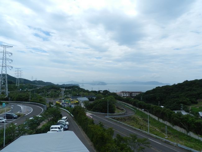 ＰＡの展望台から見た風景。<br />鳴門海峡が見えていますが、遠いし少し霞んでいますね。<br /><br />この時点で12:20。<br />そろそろお腹が空いてきた頃なので、どこかランチスポットがないか探したところ、南淡路ロイヤルホテルで中華バイキングランチをやっていることがわかり、電話してみたら空席もあるとのことだったので、それに決定しました！