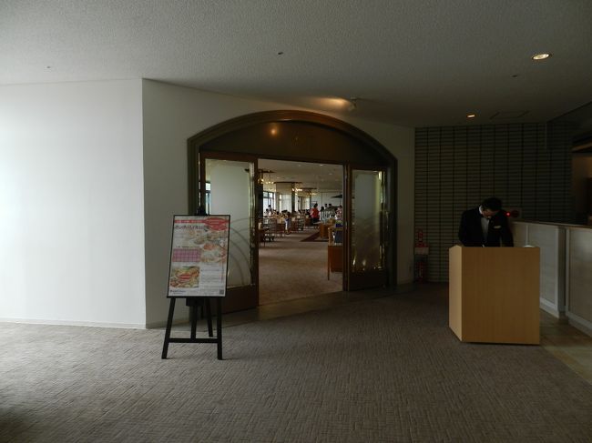 ランチバイキングはメインダイニング「四季」でやっているようです。<br /><br />料金は大人1800円でした。