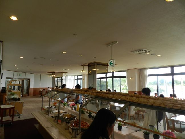 海の日の連休とーいうこともあってか、子供連れのグループ客がいたため、レストラン内はとても賑やかでした。