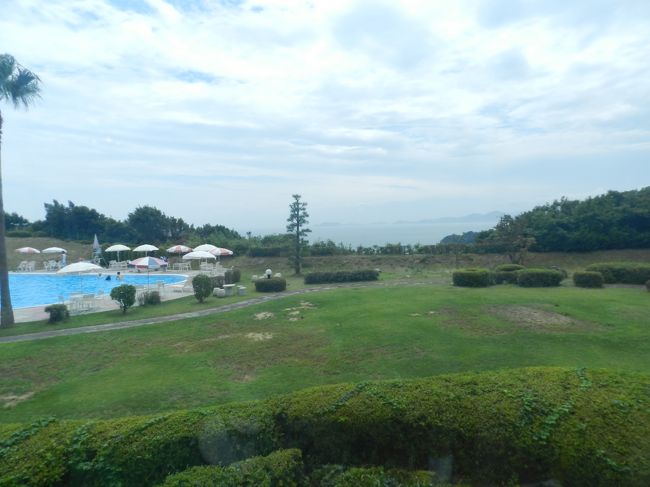 窓越しにホテルのプールと鳴門海峡が見えています。