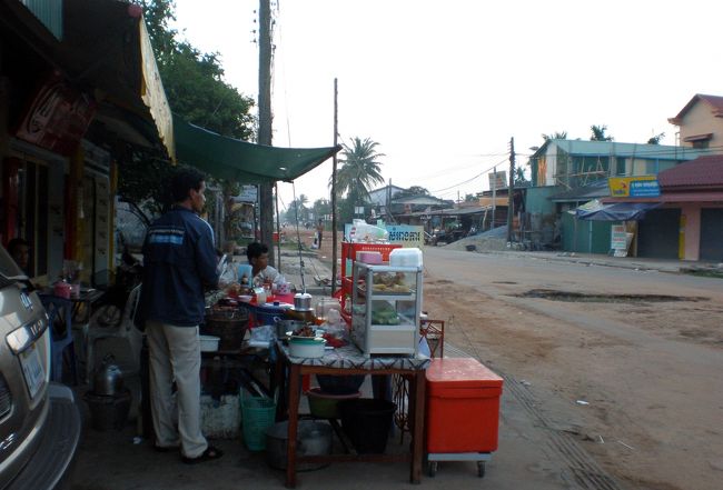 　食べ物屋台も出動して火を起こし、匂いで客を呼び込もうとしている。<br />　道はでこぼこだらけだけど、すがすがしい空気。 <br />