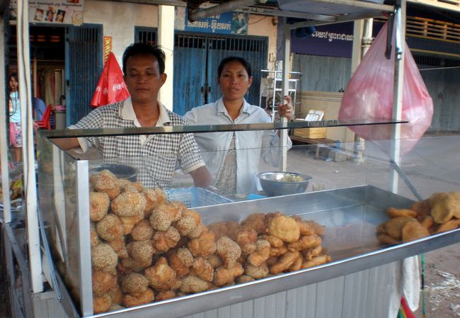 　パン屋もオープンしていた。<br />　イースト菌で膨らませていない胡麻パンが美味い。<br />　朝食代わりにたっぷりと買い込む。<br />　これと熱い豆乳の組み合わせが抜群にグー。