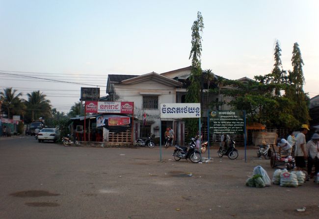 　市場にもぞくぞくと野菜が運び込まれている。<br />　市場はみんな忙しそう。