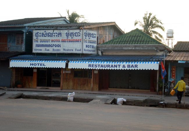 　我がゲストハウスの前は静まりかえっているが、バスの出発は８時と聞き、バイタク（20バーツ）に乗ってターミナルに急いだ。<br />