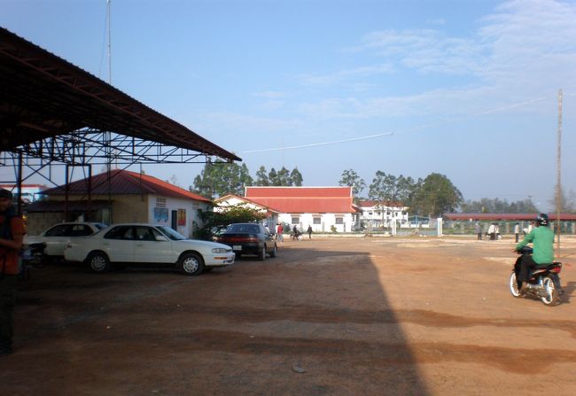 　出発時間近くになると、どこから現れたのか乗客が集まってきて、バスの席は埋められていった。<br />　プノンペン行きのバスが客を満載して先に出発していく。<br />　客のほとんどが欧米人だった。<br />　こんなにたくさんの欧米人は、どこに潜んでいたんだろう。<br />　ココンの町を歩いても、市場に行っても、彼らの姿は見えなかったのに。<br />　私の知らない秘密基地があるんだろうか？<br />　まさか、あの高級ホテルが？<br />　そんなはずはあり得ない。<br />　バスに乗っているのは、みんな貧乏ったらしいバックパッカーだもの。