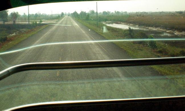 　８:３０<br />　バスは30分遅れで出発した。<br />　数年前のシアヌークまでの道路は、舗装もされず橋もなく、雨でぬかるんだ山道ではバスは自力では登れなく、重機の助けを借りたと言う。<br />　立ちふさがる４本の河川では、バスをいかだに乗って川越をしたのだそうだ。<br />　すごい話だ。<br />　そのためココンからシアヌークまでは、ボートで海路を行くのが一般的だったようだ。