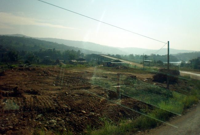 　峠を降りた場所で、前方に大きな橋が見えてきた。<br />　これが噂の橋なのか。<br />　橋はアーチをえがいている。