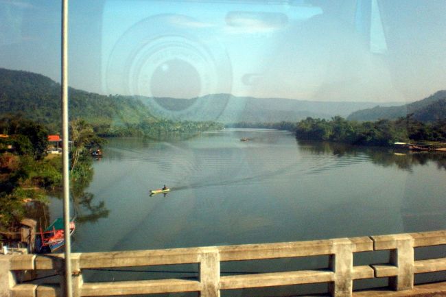 　河川は、山あいにあるとは思えないほど広々としていて、満々と水をたたえていた。<br />　橋の両側に小さな集落がある。<br />　数年前までは、渡し船が行き交いしていたことが想像された。