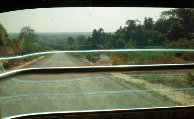 　町から出ると、すぐに山越えが始まった。<br />　そんなに高い山ではないが、登り下りの繰り返しが数えきれないほど続く。<br />　峠の頂きに来ると、緑の山々が雲海のように広がっていた。<br />　カンボジアは山国だと気づいた。<br />　情報どおり道路は舗装はされているが、それは粗末なもので、早くもはげかけていた。<br />　センターラインがないところが多い。<br />　交通量が少ないから、これでいいんだろう。
