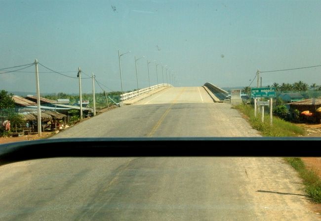 　１時間半ほど走るとやっと平野に出た。<br />　２本目の橋は立派だった。<br />　この橋もアーチをえがいている。