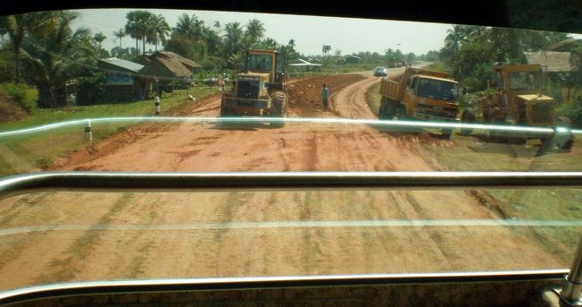 　道路工事をしている場所があった。<br />　まだ全てが完成したわけではなさそうだ。<br />　工事監督の指示を待って、重機の脇をゆっくり通過していった。