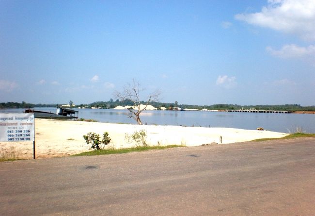 　外で食べる方が美味そうだ。<br />　川を見ながら、サンドイッチをほうばった。<br />　川は広く、海のように見えた。