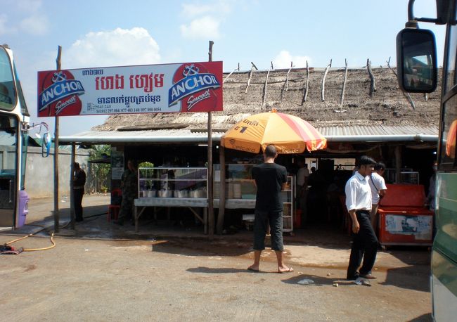 　観光客向けの店で、ここでは鶏の足ではなく、マクド風チキンやフランスパンのサンドイッチが主力商品だった。<br />　欧米人たちはもりもり食べていた。