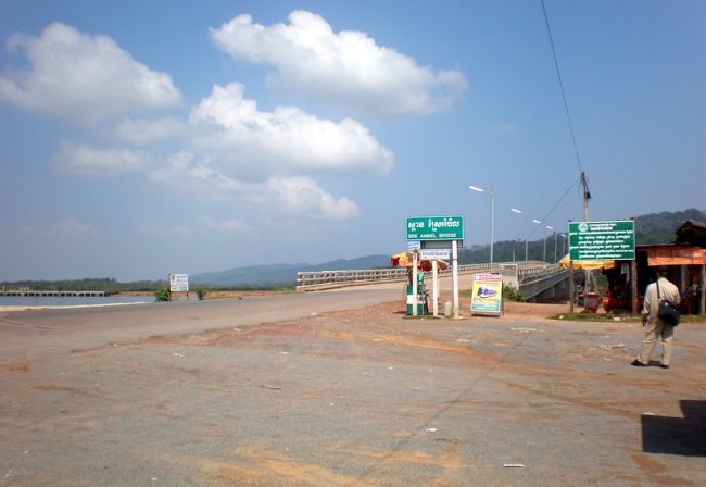 　橋を渡ったところで食事休憩となった。<br />　ココンの町ではタイバーツ表示が多かったのに、ここではもうタイバーツでなく、表示はドルとリエルのみだった。