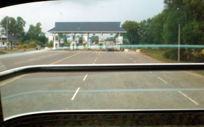 　突然フロントガラスに雨粒が舞い散ったかと思うと、前がほとんど見えなくなった。<br />　滝のような雨だ。<br />　フロントガラスが割れそうなほど、大粒の水がバチバチとぶつかってくる。<br />　困った。<br />　こんな雨の中で到着してしまったら、降りると同時にずぶ濡れだ。<br />　しかし１０分もたたないいうちに雨はやんで日差しが戻ってくると、雨のことなど忘れてしまった。<br />　ゲートを通過した。<br />　この道路は有料？　そんなばかな。