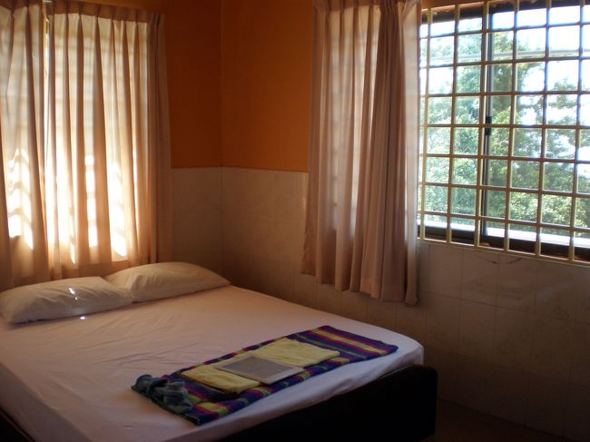 　１泊５ドルという安さではこんなもんか。<br />　西日が当たって部屋は暑かったがか、ひとまず今夜はここに泊まろう。<br />　<br />　この辺りは、町の西のはずれのちょっとした高台で、ビクトリーヒルと呼ばれている。<br />　高台を西に下りればビクトリービーチだ。<br />　数年前までは賑わっていたが、今はさびれつつあり、人気は町の南にあるオーテュティルビーチ周辺に移っているとのこと。<br />　ここは場末の香りが漂っていて、私の好みだ。