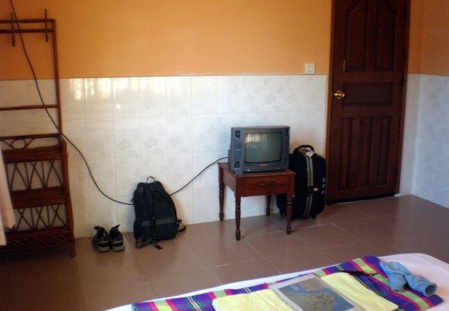 　ＰＣの電源を入れてみると、無線ランで利用できるネットワークが５〜６種表示された。<br />　みな他のゲストハウスのもので、一番強い電波には『メリーチェンダ』の名前がついていた。<br />　北側の窓を開けると、すぐ隣が有名な『メリーチェンダ』だった。<br />　このゲストハウスの電波は弱々しい。<br />　なぜだ？