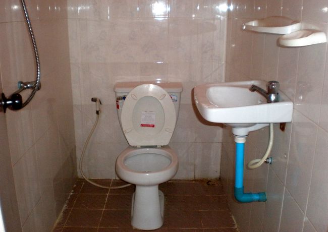 　お湯が出て５ドルとは満足すべきものかも知れない。<br />　しかし、部屋の中が暑すぎる。<br />　『メリーチェンダ』をチェックしてみよう。