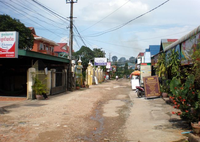 　ゆるやかな二つの丘を超えた場所に、ゲストハウスや飲食店が並んでいる、これぞバックパッカーの聖地と言ってよい路地があった。<br />　路地は舗装もなく、大小の石がごろごろと転がっている。<br />　青空が私を歓迎してくれていた。