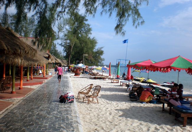 　バイタクに乗せられてやって来た広い道路を東に走った。<br />　ゆるやかなアップダウンがあり、前方、後方、右、左、全て見晴らしが良い。<br />　道路は広いのに車は少なく、わが道を行くという気分だ。<br />　ガソリンを入れ、マーライオン像の脇を通り、人気のビーチに到した。<br />　綺麗なパラソルの群れが現れた。