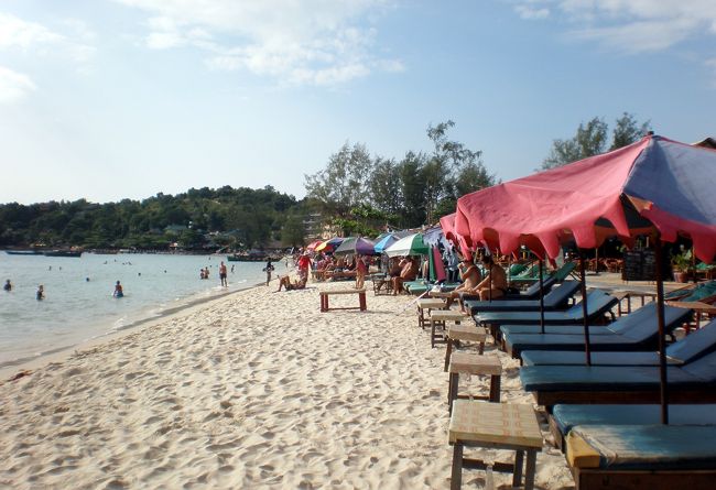 　派手派手しいパラソル、ビーチチェア、それらを眺めながら立ちすくんでいた。<br />　何をして良いのか分からなかった。<br />　ボーっと欧米人を眺めていた。<br />　海と砂浜、パラソル、リクライニングチェア・・・<br />　たくさん並んでるなぁ・・・<br />　そう思うだけで、自分とは関係ない世界に立っているような気がしていた。<br />　海での遊び方がわからない田舎者が、ここに一人にいる。