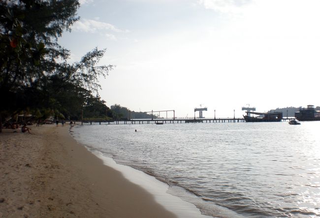 　一転バイクの方向を変え、ゲストハウス西側のビクトリービーチに行くことにした。<br />　ここにはパラソルもビーチチェアもなく、人の姿も少なかった。<br />　長〜い長〜い桟橋が海に向の中に突き出ていて、その向こうでは巨大な橋の建設が進められていた。<br />　本土と島を結ぶつもりのようだ。