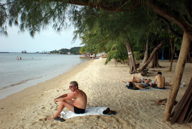 　欧米人がシートに座り、じっと海を見つめていた。<br />　この人も一人旅？<br />　少し離れて男女４人が寝転び、本を読んでいる。<br />　みんなそれぞれ楽しみ方を知っている旅人だ。