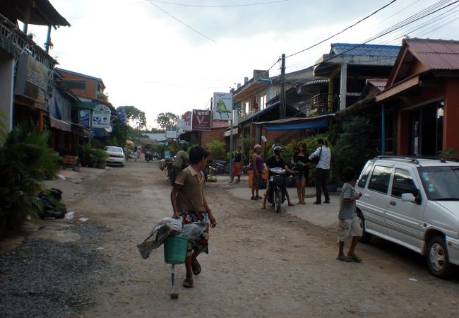 　目の前の路地には洋食系レストラン、ビアバーが並び、欧米人がうろうろしている。<br />　レンタルバイク（４ドル）もあった。　<br />　『メリーチェンダ』に行くと、1泊１３ドルだと言う。<br />　この付近はほとんどドル表示だった。<br />  <br />　バイクを借りて、人気のオーテュティルビーチに行ってみることにした。