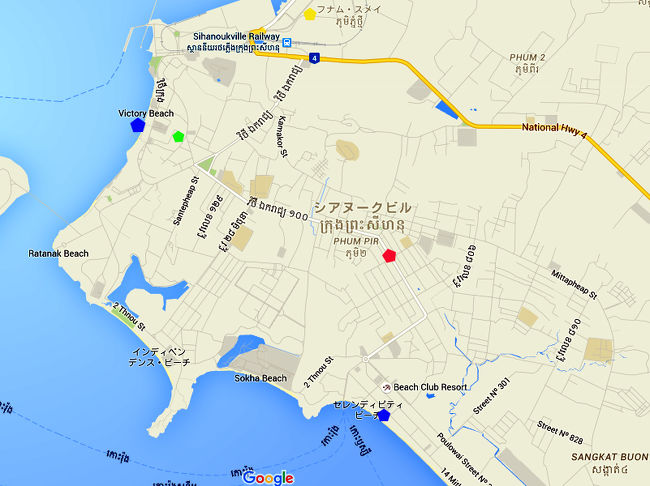 　しばらく走ると、遠く真正面に、海がキラキラ光って見えた。<br />　感動ものだった。<br />　雨は止み、青空が見え始めている。<br />　町に入ると、バスはあっちこっちと曲がり、方向感覚が狂ってしまった。 <br /><br />　停止したのは広い道路の端だった。<br />　（止まった場所は、地図の赤印のところのようだ）<br />　１２：４０。<br />　バスが止まるやいなや、乗降口にどっと人が集まって騒いでいる。<br />　私たち乗客はぎょっとなって顔を見合せ、しばらく降りることができなかった。<br />　待ち構えていたバイタクの運転手たちだった。<br />　幸いなことに悪質なバイタクたちではなかった。<br />　簡単に１ドルと値段交渉が成立し、ビクトリーヒルにある『GREEN GECKO』ゲストハウス（緑印）に向かった。<br /><br />　広々とした道路が西に向かってまっすぐ伸びていて、その道路をトコトコと走っていく。<br />　カンボジアのバイタクは乱暴な走り方しない。<br />　バスの停車した場所からは、距離にするとかなりのものだ。<br />　１ドルは正当なのだと思った。