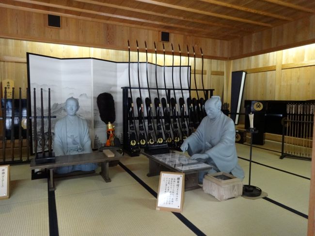 上の間（かみのま）<br />旅人を脅す道具として、鉄砲や弓が用意されていたようです